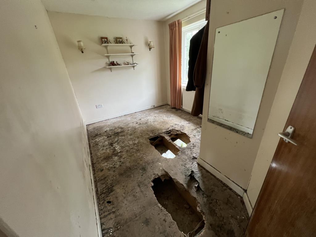 Lot: 143 - WATER-DAMAGED DETACHED PROPERTY FOR REFURBISHMENT - General view of bedroom 4